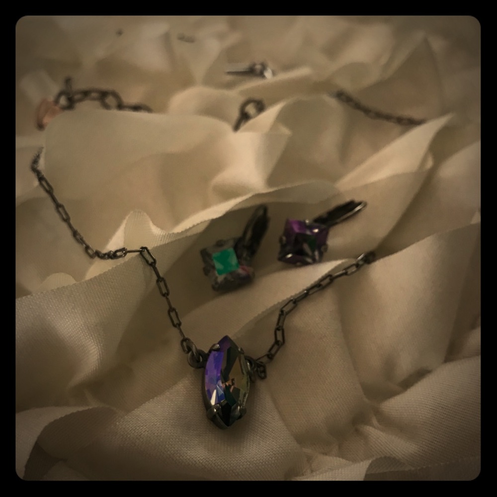 SABIKA NECKLACE AND EARRING SET.